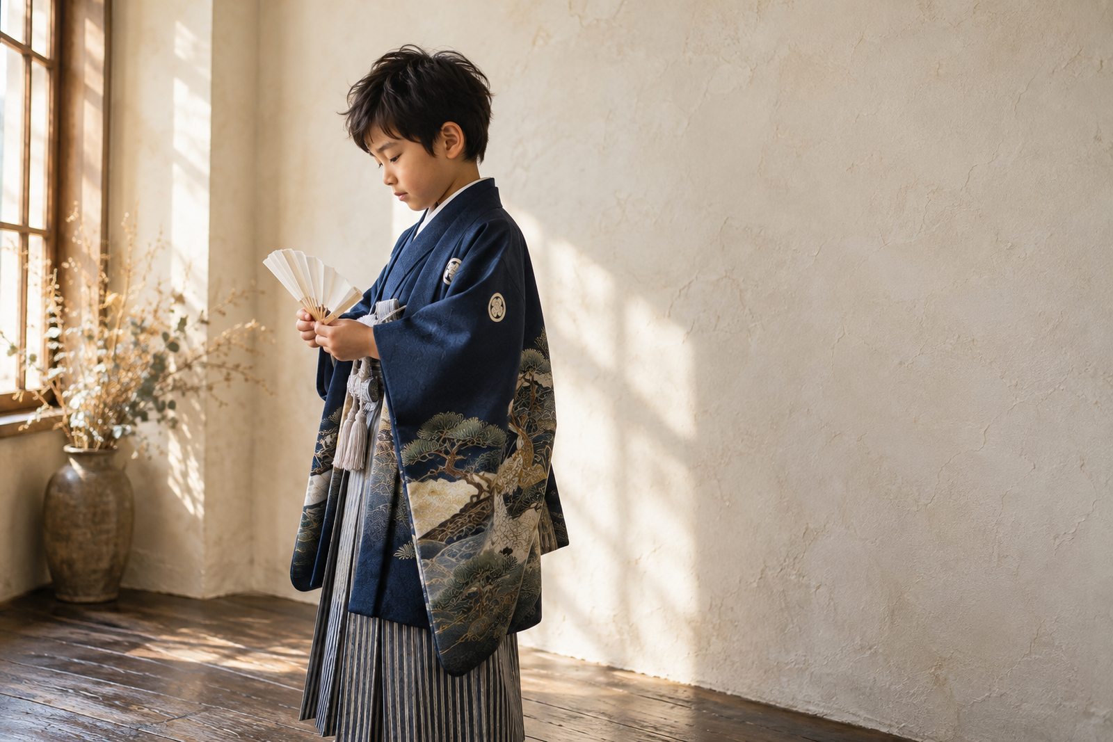 紺色の着物と扇子を持つ子どもの横顔